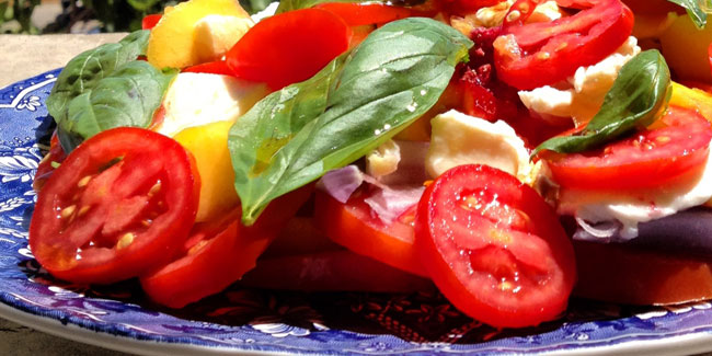 Salade de pêches, tomates & mozzarella