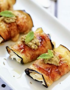 Découvrez des recettes et idées culinaire pour des moments de fête et de partage entre amis lors d’un l’apéro. aubergine ricotta jambon olives
