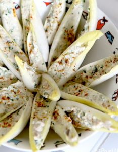 Découvrez des recettes et idées culinaire pour des moments de fête et de partage entre amis lors d’un l’apéro. feuille endive rillette thon