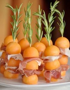 Découvrez des recettes et idées culinaire pour des moments de fête et de partage entre amis lors d’un l’apéro. melon romarin jambon brochette