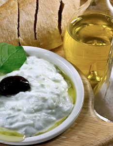 Découvrez des recettes et idées culinaire pour des moments de fête et de partage entre amis lors d’un l’apéro. tzatziki recette greque