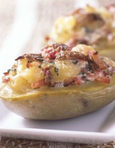 Découvrez des recettes et idées culinaire pour des moments de fête et de partage entre amis lors d’un l’apéro. pomme de terre lardon champignon