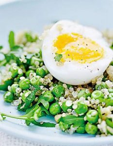 Oeufs mollets, salade de quinoa et petits pois. Elaborer des recettes végétariennes (végan) à partir des produits du potager, légumes et les fruits, souvent qualifiées de recettes minceur.